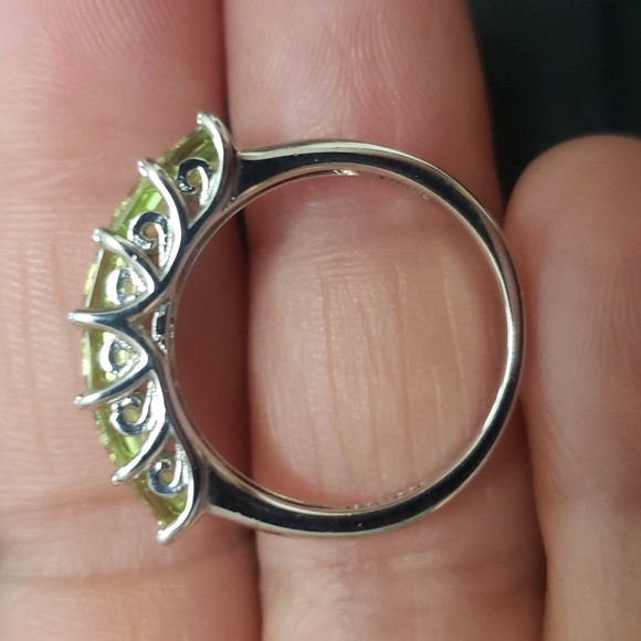 BBJ 925 Six Glass Stone Peridot Ring. - Picture 4 of 10